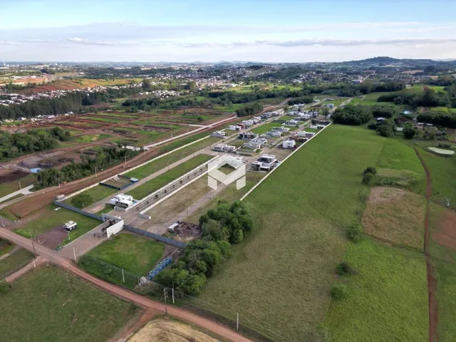 Vista aérea de terras agrícolas e áreas verdes na região de Lajeado.