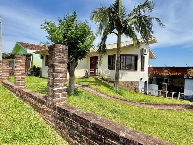 Fachada de uma residência com jardim e cerca em Lajeado, Brasil.
