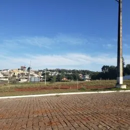 Vista externa de uma área pavimentada em Lajeado, Brasil.