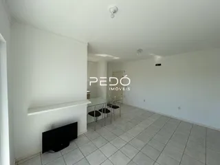 Imagem de uma área interna com piso de cerâmica clara.