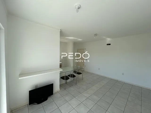 Imagem de uma área interna com piso de cerâmica clara.