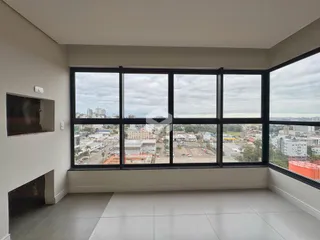 Sala de estar com grande janela de vista para a cidade.