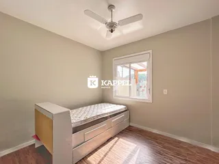 Este é um quarto com uma cama de plataforma e uma janela.