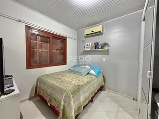 Quarto com cama e armário em um imóvel no Brasil.