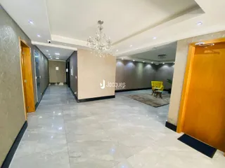 Hall de entrada de uma residência com piso de mármore claro.