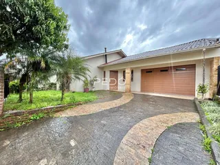 Fachada de uma residência em Lajeado com entrada pavimentada.
