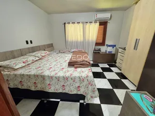 Quarto com cama e piso xadrez em um imóvel no Brasil.