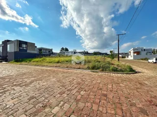 Vista externa de uma propriedade com paisagismo e área pavimentada em Lajeado.