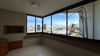Vista da janela de uma sala de estar com vista para a cidade em Lajeado, Brasil.