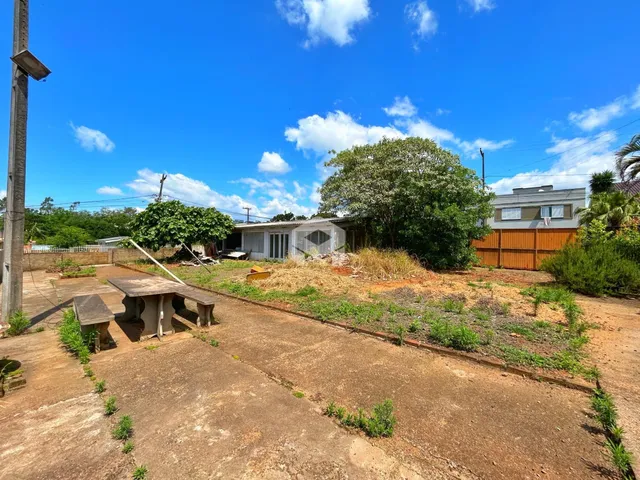 Vista externa de um terreno com vegetação e solo seco.