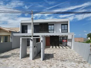 Fachada de uma casa moderna com paredes brancas e piso de pedra em Lajeado, Brasil.