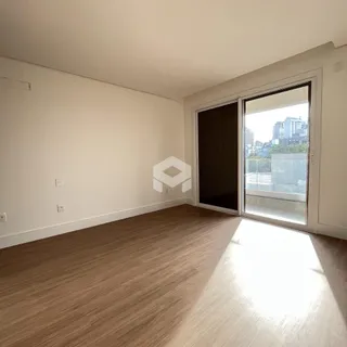 Uma sala de estar com piso de madeira e porta de vidro.
