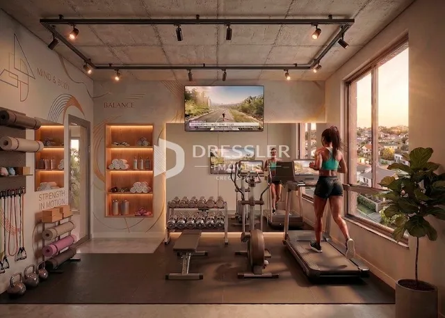 Imagem de um ambiente interno com equipamentos de ginástica.