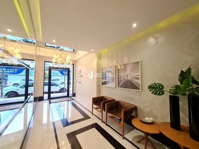 Vista interna de uma sala de estar com piso brilhante e grandes janelas.