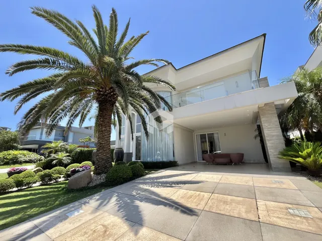 Fachada moderna de uma residência em Lajeado, Brasil, com paisagismo frontal.