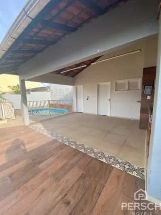 Foto de um interior com piso de madeira e teto exposto.