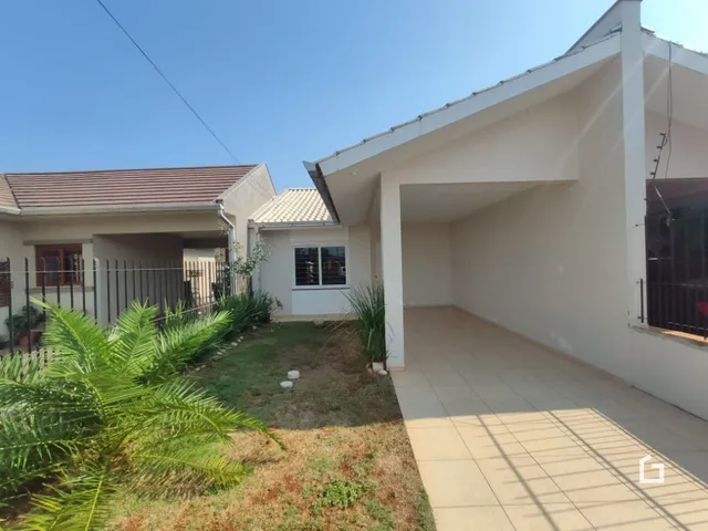 Fachada de uma casa em Lajeado, Brasil com jardim frontal.