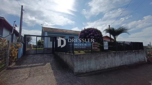 Fachada de uma residência com cerca e portão em Lajeado.