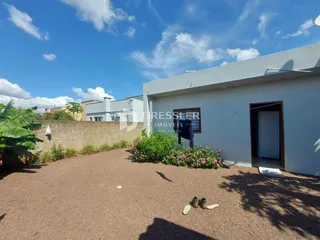 Vista da fachada de uma residência com jardim e área externa em Lajeado.