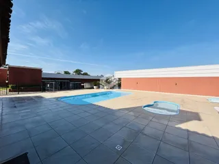 Foto da área da piscina e deck de uma residência em Lajeado.