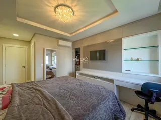 Quarto com cama grande e armário em um apartamento no Brasil.