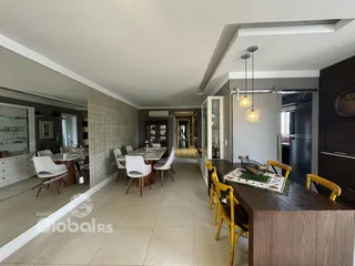 Ambiente de jantar e sala de estar em um imóvel no Brasil.