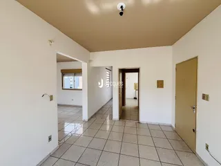 Corredor interno de uma residência com piso de cerâmica.