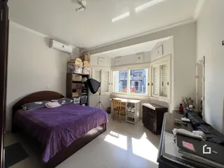 Foto de um quarto com cama e janela em um imóvel.