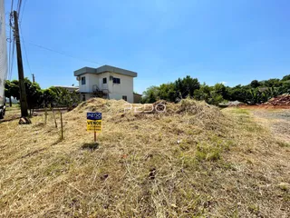 Fachada de uma casa em Lajeado, Brasil, cercada por vegetação seca.