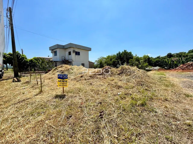Fachada de uma casa em Lajeado, Brasil, cercada por vegetação seca.