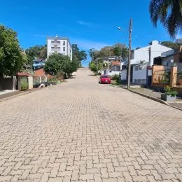 Vista da rua pavimentada em uma área residencial em Lajeado, Brasil.