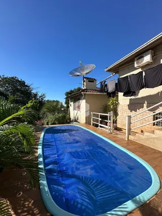 Foto da piscina externa de uma residência em Lajeado, Brasil.