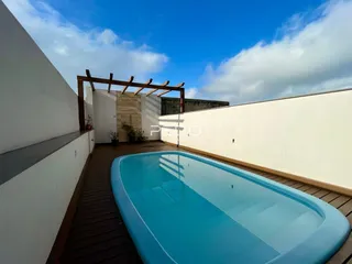 Piscina externa com deck de madeira em Lajeado, Brasil.