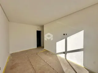 Corredor interno com paredes brancas e piso de concreto.