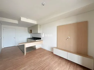 Interior de uma sala de estar com cozinha em Lajeado, Brasil.