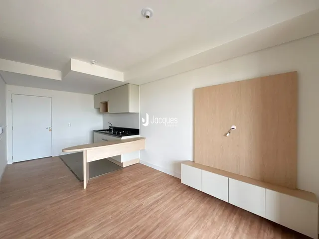 Interior de uma sala de estar com cozinha em Lajeado, Brasil.