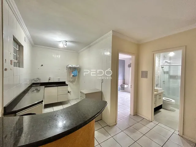 Foto de um banheiro com revestimento cerâmico e bancada.