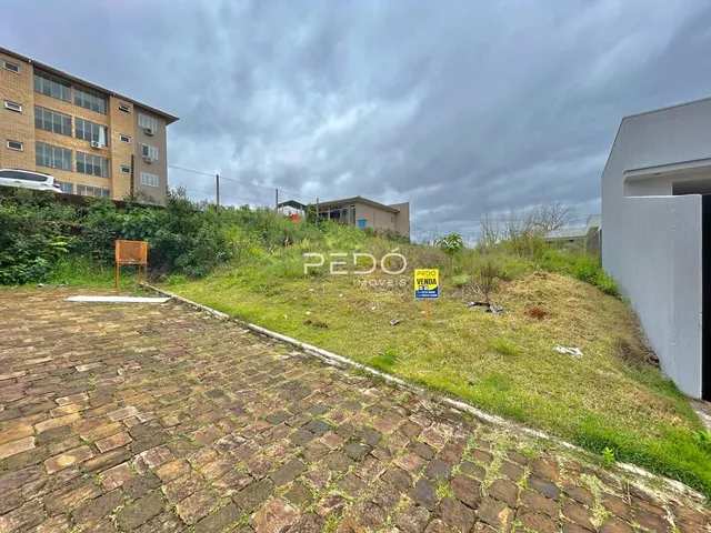 Vista externa de um terreno com pavimentação e vegetação.