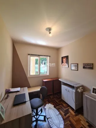 Sala de estar com piso de madeira e paredes claras.