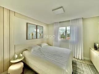 Quarto com cama e janela decorada em um imóvel no Brasil.