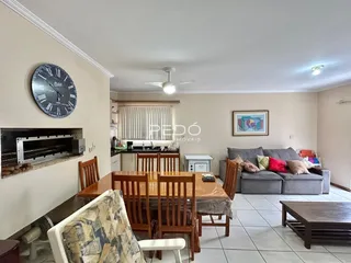 Ambiente interno de sala de jantar e estar com piso cerâmico.