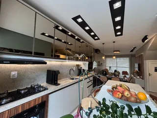 Cozinha moderna com armários e iluminação em um imóvel em Lajeado.