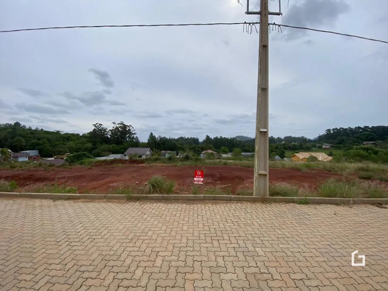 Vista da propriedade com terreno e poste de luz em Lajeado, Brasil.