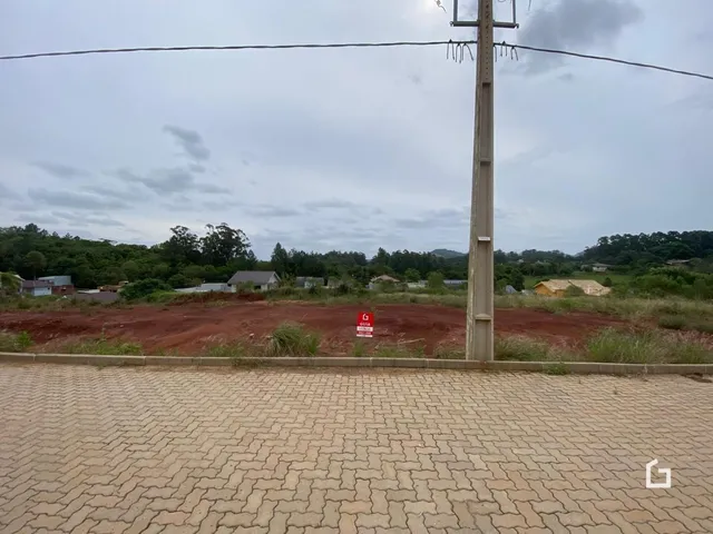 Vista da propriedade com terreno e poste de luz em Lajeado, Brasil.