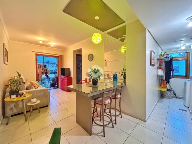 Sala de estar com vista para a água em Lajeado, Brasil.