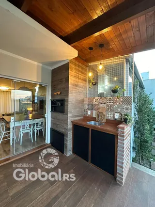 Ambiente interno com teto de madeira e bancada de cozinha em imóvel no Brasil.