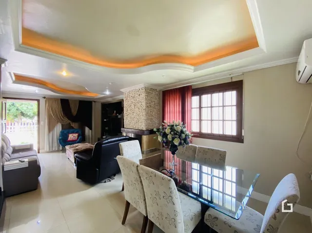 Sala de estar com decoração clara e iluminação indireta.