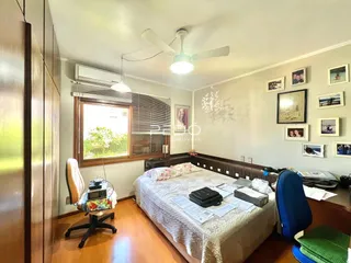 Quarto com cama e janela em um imóvel no Brasil.