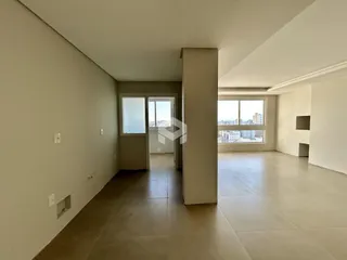 Hall de entrada com piso de cerâmica e vista da cidade.