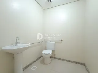 Foto de um banheiro com pia e vaso sanitário em um imóvel.